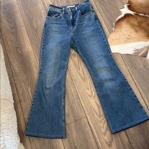 Levi’s 70’s High Flare Premium Jean In medium Wash Size 25 x 28